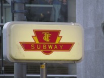 TTC Subway ... got it? Im Bahnhof war das Logo einfach auf Pappe gedruckt. - (c) tanadia.com