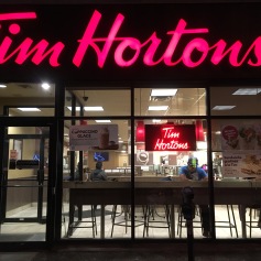 Es kann nur einen geben. Dass der nicht Café Tim Hortons heißen muss, wundert mich ja. Starbucks heißt nur hier Café Starbucks. - Copyright: tanadia.com