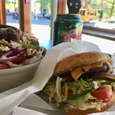 In ‚meinem‘ Burgerladen auf dem Plateau, das Trio für knapp 13$ - Copyright: tanadia.com